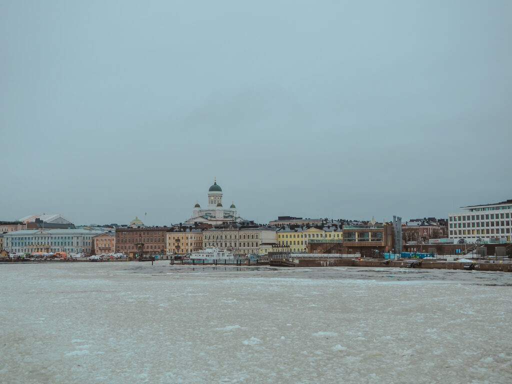 Helsinki vom Wasser im Winter
